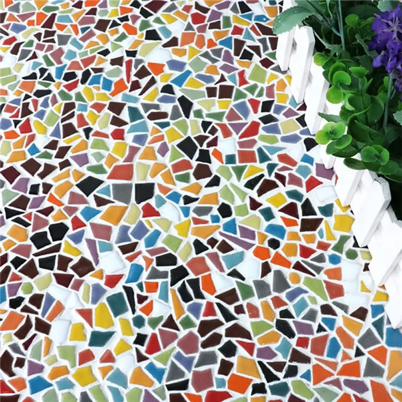 Çeşitli boyutları karışık düzensiz sırlı kırık seramik toplu renkli diy mozaik zanaat fayans