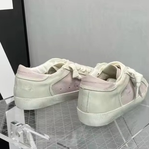 รองเท้าหนังสีชมพูสไตล์วินเทจสำหรับผู้หญิง คุณภาพหรูหรา ประดับดาวสีเงิน พร้อมเชือกผูก ดีไซน์สปอร์ตแบบลำลอง เหมาะสำหรับทุกฤดูกาล - Product Image 3