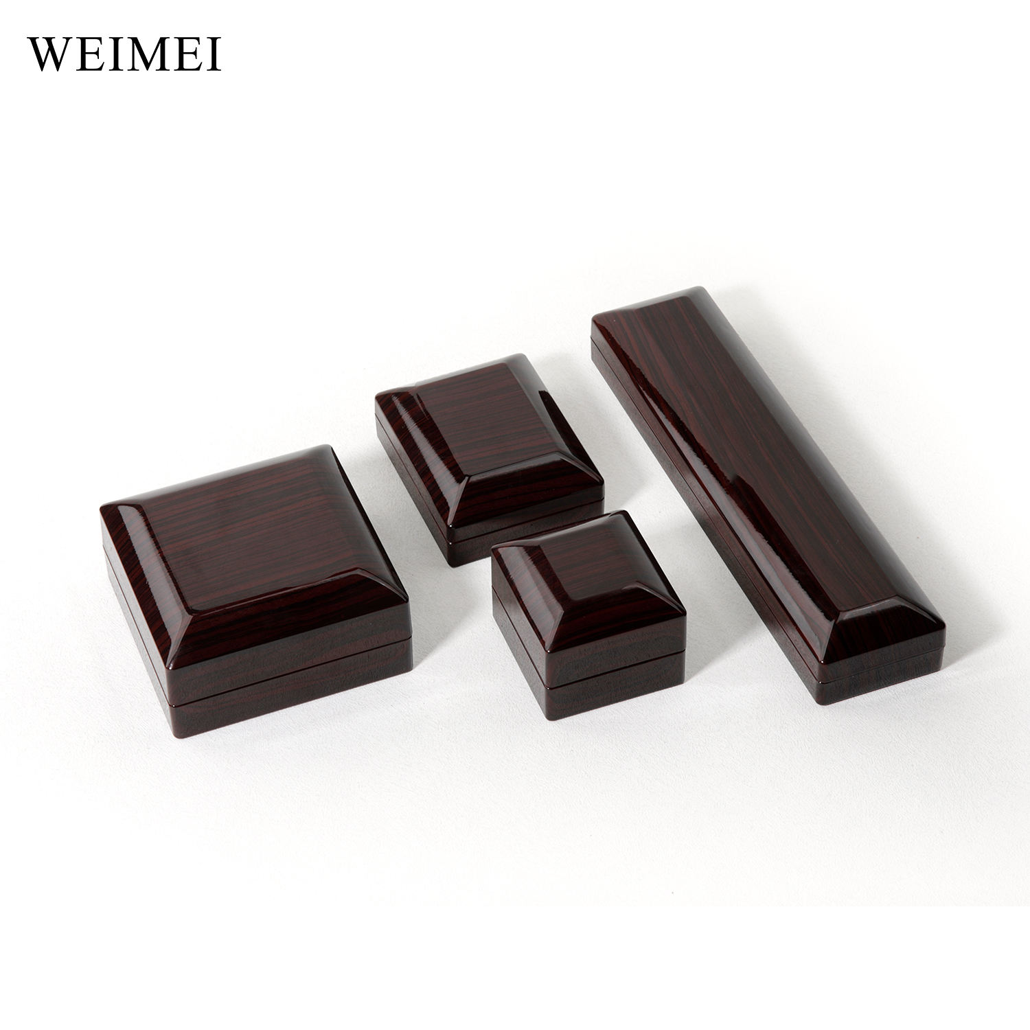 สีแดงเข้ม