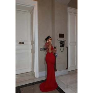 Robe de soirée longue rouge élégante avec détails perles, coupe droite fendue, style fourreau chic et simple pour femme (taille XL) - Product Image 2