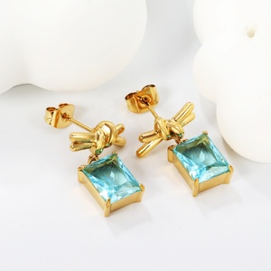 Pendientes asimétricos de perlas con nudo, de acero inoxidable, chapados en oro de 18k, tipo Huggie, con circonita azul rectangular. - Product Image 6