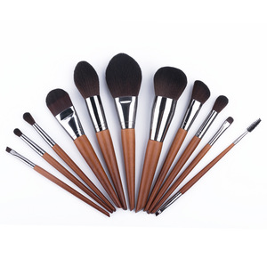 Pochette de luxe en velours de 11 pièces OEM Best Set de <span class=keywords><strong>pinceaux</strong></span> de maquillage à manche court Housse anti-poussière en bois noir mat Sac unique - Product Image 5