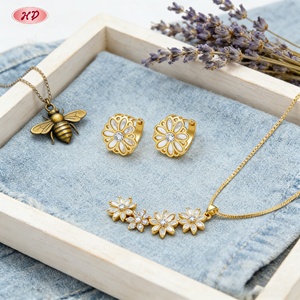 ชุดเครื่องประดับแฟชั่น Hengdian Jewelry ลายดอกเดซี่หลายดอก ประดับเพชรซิคอนเกรด AAA ชุบทองเหลือง 18K ขายส่งสำหรับผู้หญิง ใส่ได้ทุกวันและงานปาร์ตี้ - Product Image 5