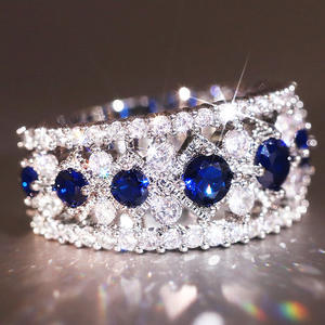 Anillo de Cóctel T0840 con Corona, Anillo de Moda para Mujer con Zafiro Sintético Redondo y Engaste Pavé, Anillos de Boda - Product Image 2