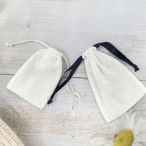 ถุงผ้าลินินใส่เครื่องประดับแบบมีเชือกผูก ขนาดเล็ก พิมพ์โลโก้ตามสั่ง สำหรับใส่ของขวัญ - Product Image 3