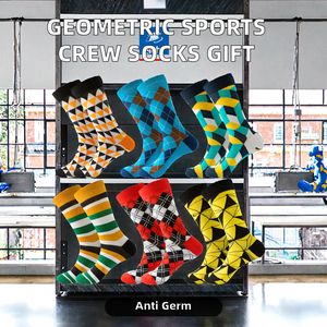 Chaussettes de sport décontractées en Spandex/Coton anti-bactériennes à motif géométrique pour l'automne, avec logo fantaisie de football, pour hommes et femmes, idéales comme cadeaux. - Product Image 2