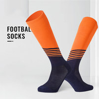 Chaussettes de football en gros avec motif rayé, fond en tissu éponge épais, respirantes, pour matchs et entraînements