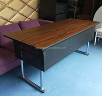 Table de conférence rectangulaire moderne en métal avec pieds pliants, panneau de modestie mobile, mobilier de bureau durable, bureau à domicile, école