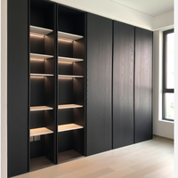 Armoire de chambre en placage d'orme massif de qualité supérieure avec un design minimaliste élégant et des étagères chaleureuses