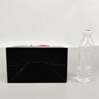 Sac cadeau en papier noir imprimé sur mesure avec poignée en corde rouge, sac de shopping de luxe pour l'emballage à emporter des restaurants coréens de barbecue