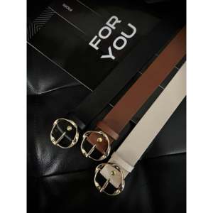 Cinturón de Mujer con Hebilla Redonda Dorada en Forma de D, Estilo Casual de Cuero PU, Talla Estándar - Product Image 1