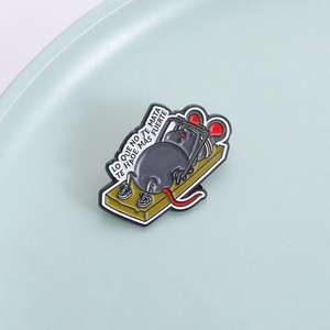 Broche en émail doux, badge de fitness, citation amusante et mignonne sur les fruits, ne vous tue pas, vous rend plus fort - Product Image 2