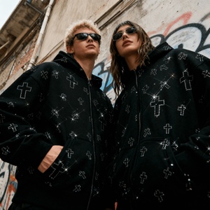 Nouveautés Fournisseur de Hoodies : Hoodie Unisexe Oversize à Épaules Tombantes avec Fermeture Éclair Intégrale et Impression Graphique Personnalisée Strass Croisés - Product Image 3
