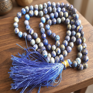 Collier Mala artisanal en Lapis Lazuli bleu, 100 perles, écoresponsable, avec pompon, pierres polies, thème bouddhiste - Product Image 1