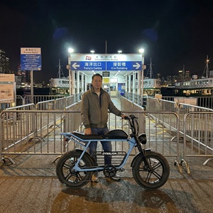 Vélo électrique tout-terrain avec phare LED et klaxon, idéal pour les espaces d'attente des trajets maritimes et les zones urbaines rétro. - Product Image 6