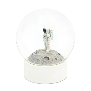 Globo de Nieve de Resina con Astronauta en la Superficie Lunar, Decoración Creativa de Escritorio con Temática Espacial y Regalo Coleccionable para Entusiastas del Espacio - Product Image 3