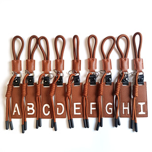 Porte-clés pendentif Crowdbag en forme de petite baleine mignonne avec motif lettre et bande décorative - Product Image 1