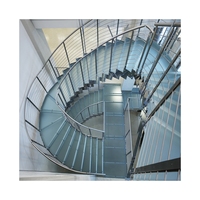 Escalier moderne en bois, pierre et verre, à marches droites, courbes et cercles, de haute qualité