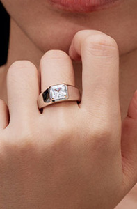 Anillo de Moissanita en Oro Amarillo, Corte Princesa, Engaste Biselado, Anillo de Compromiso Clásico para Hombre, Diseño Geométrico - Product Image 6