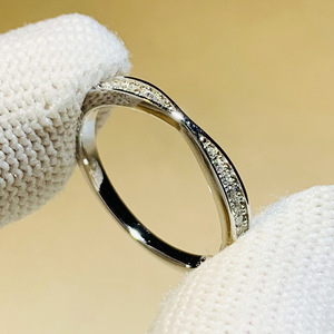Anello di Fidanzamento Minimalista con Micro Pavé per Donne, Elegante Gioiello da Dito alla Moda - Product Image 6