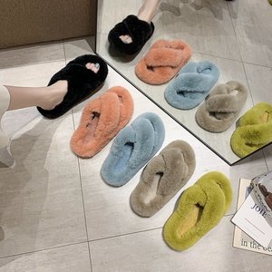 Sandal selop Platform desainer bulu palsu wanita, sandal rumah berbulu halus 2 tali silang dengan bulu - Product Image 3