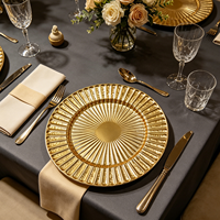 Assiette de présentation en plastique doré à nervures radiales, robuste, réutilisable, durable, brillante et légère, pour la restauration hôtelière, les mariages et les événements.