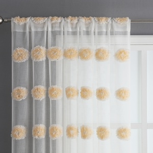 Sun-Kissed Blooms Pompom-Orné de voilages avec fleurs jaunes - Product Image 3