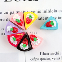 NOUVEAU 2026 – Miniature Kawaii en forme de gâteau triangulaire à la fraise, aliment artificiel en résine, artisanat décoratif pour maison de poupée DIY