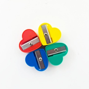 เครื่องเหลาดินสอพลาสติกแบบรูเดียว ลายหัวใจสีสันสดใส สำหรับเด็ก - Product Image 2