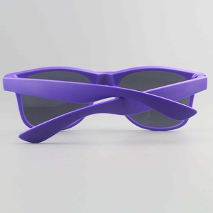 Venta al por mayor 2025 diseñador ligero púrpura cuadrado gafas de sol de plástico logotipo personalizado UV400 lentes para hombres y mujeres - Product Image 5