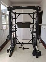 Équipement de fitness multifonctionnel : machine Smith, rack à squats avec câbles