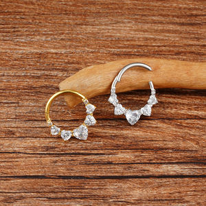 Piercing a Cerchio Segmentato Clicker con Cerniera a Cuore in Titanio ASTM F136 da 16G con Zirconi Cubici di Right Grand per Daith, Setto e Naso - Product Image 5
