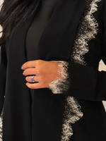 Abaya noire de luxe Hafizah avec bordure en dentelle contrastante pour femmes musulmanes - Vêtement modeste respirant pour l'Aïd