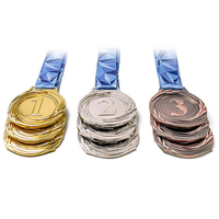 Médailles de championnat du monde de football, trophée de la Coupe, médailles de victoire au football, médailles or/argent/bronze, compétition sportive, médaille en métal