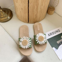 2025 fleur Style femmes chaussures nouvelle mode été dame pantoufles marguerite décoratif plat fond souple plage pantoufles pour les femmes