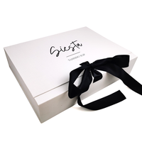 Boîte cadeau rigide en carton blanc mat sur mesure, fermeture magnétique, matériaux recyclés, papier couché, personnalisable, chaussettes en fourrure