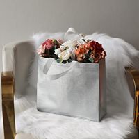 Sac de courses réutilisable de haute qualité en non-tissé, avec film imperméable, finition métallique brillante, poignée unie, motif uni, tendance