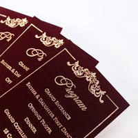 Maßgefertigte Burgunderrote Samtkarte für Hochzeitsprogramm mit Goldfolie, Dunkelrote Samt-Hochzeitsmenükarte