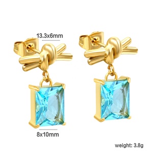 Pendientes asimétricos de perlas con nudo, de acero inoxidable, chapados en oro de 18k, tipo Huggie, con circonita azul rectangular. - Product Image 2