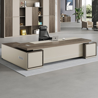 Bureau de direction moderne de luxe en forme de L avec gestion intégrée de l'alimentation et des câbles