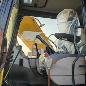 Excavatrice sur chenilles Komatsu PC160-7 d'occasion, 16 tonnes, pour travaux de terrassement et d'infrastructure routière municipale - Product Image 5