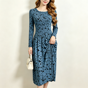 Abito Midi da Donna Taglia Unica a Maniche Lunghe con Collo Plissettato, Vita Alta, Stampa Floreale Astratta Nera su Base Blu, Casual con Effetto Stropicciato - Product Image 1