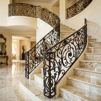 Balustrade simple et rustique en fer forgé / Rampe d'escalier fixée au sol avec design résistant à la rouille pour usage hôtelier / Main courante d'escalier