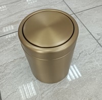 Poubelle à bascule dorée compacte en acier inoxydable, idéale pour la salle de bain, la cuisine et le bureau, fabriquée à la main en Inde