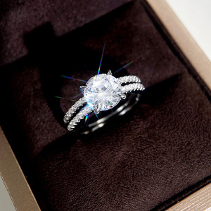 Set di Anelli per Coppia con Moissanite Simulata, Gioielli con Micro Pavé per Donne, Regalo di Nozze - Product Image 1