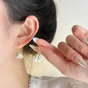 Anting-anting tetesan kristal Opal bulat Korea, anting-anting Juntai bola Opal putih gabungan untuk perhiasan wanita