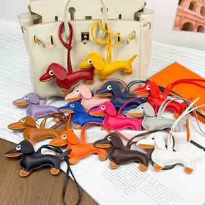 Lindo Colgante de Perro Dachshund de Cuero Multicolor para Bolso, Llavero Portátil, Encantador Regalo para Amantes de Mascotas - Product Image 1