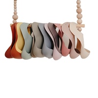 Vente en gros de bavoir bébé en silicone réutilisable Design personnalisé Design coloré mignon bavoir réglable étanche pour tout-petit ensemble de sevrage pour enfants