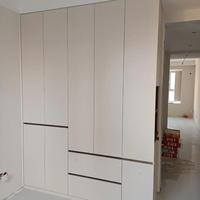 Sistemas de Armarios de Pared de Madera Personalizados: Solución Integral: Armarios para Dormitorio Principal, Vestidores y Almacenamiento.
