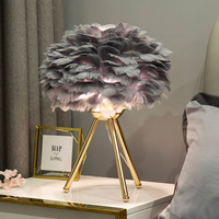 Lámpara de Pie Metálica Pequeña de Estilo Postmoderno con Pluma, LED E27, Altura Ajustable, Rosa/Amarillo/Rojo, Alto CRI 95, para Sala de Estar, Dormitorio, Oficina, Hotel